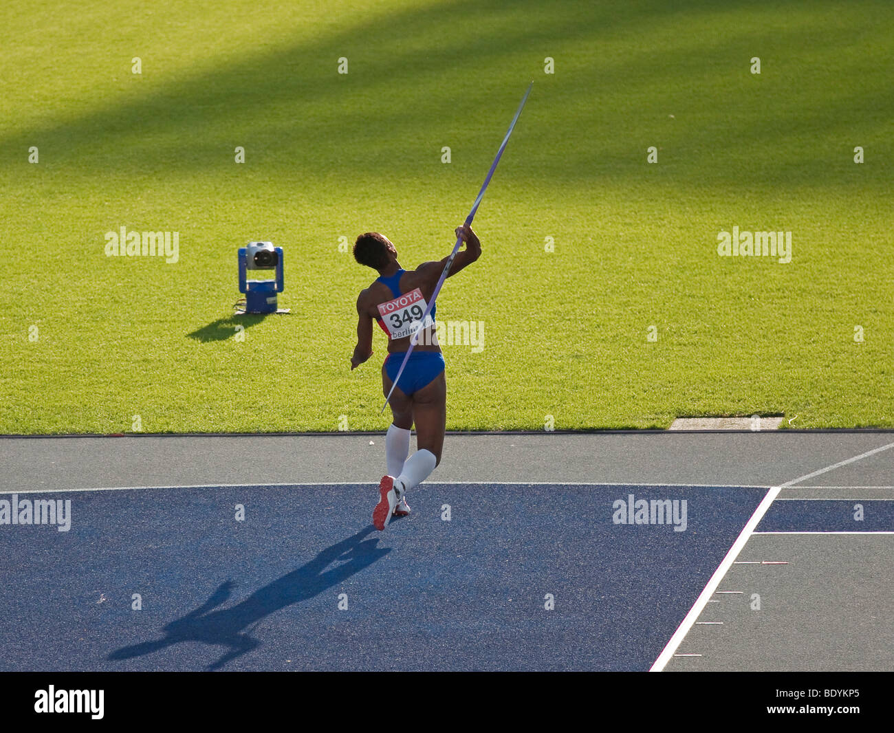 Movimiento de lanzamiento de jabalina fotografías e imágenes de alta
