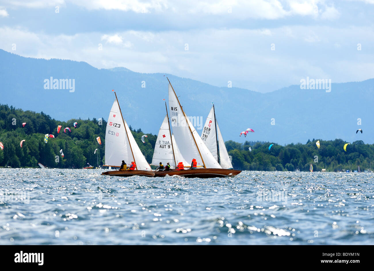 Barcos de vela en el lago Starnberger See, Alta Baviera, Baviera, Alemania, Europa Foto de stock