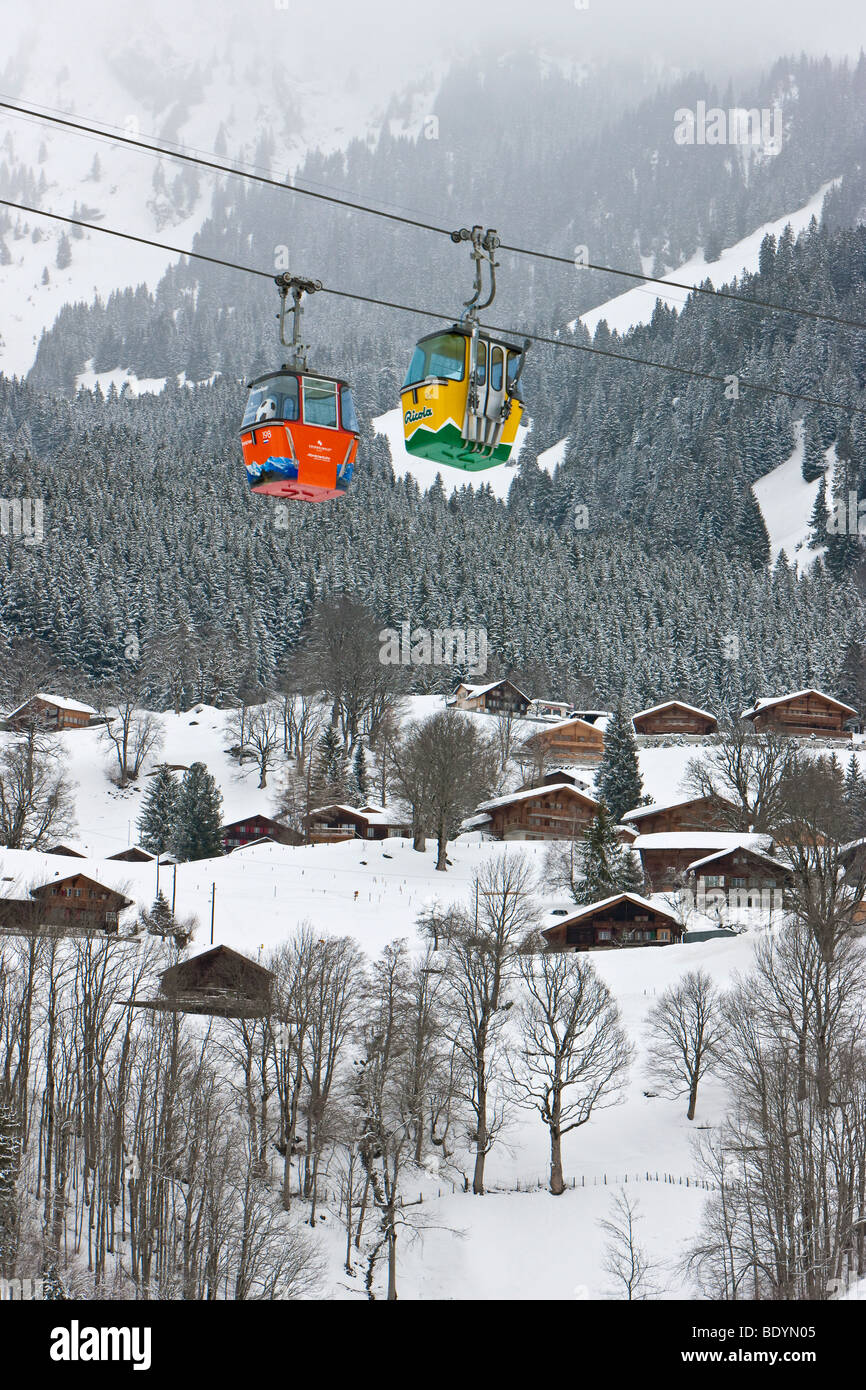 Colores brillantes Grindelwald Grund Gondola ski lift, Grindelwald, la región de Jungfrau, en el Oberland bernés en Alpes Suizos, Suiza Foto de stock