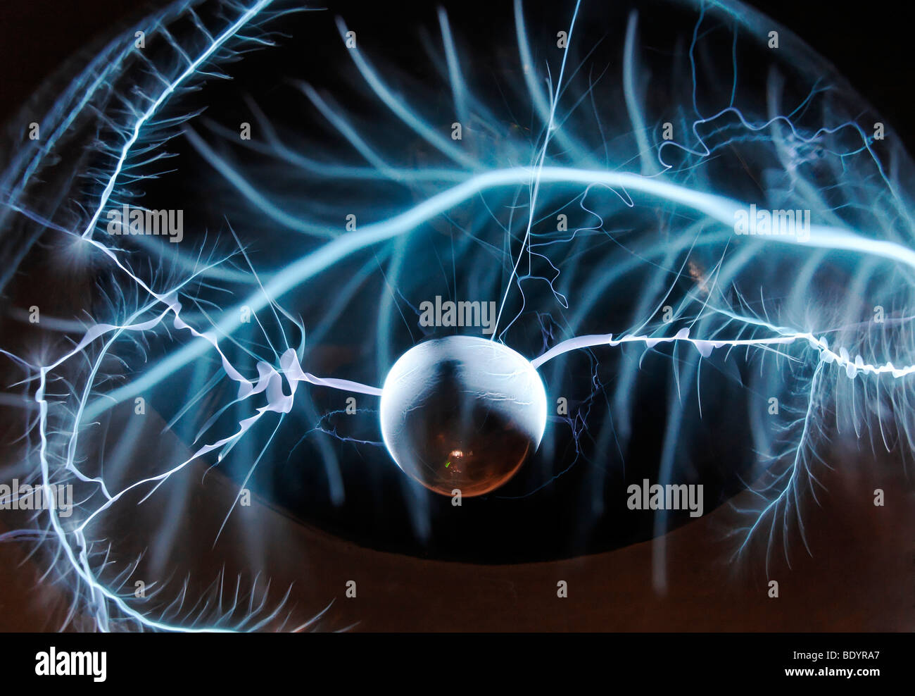 La descarga eléctrica, hecha visible en una bola de cristal, el poder y el Museo de la vida, Recklinghausen subestación, área de Ruhr, al norte Rhine-We Foto de stock
