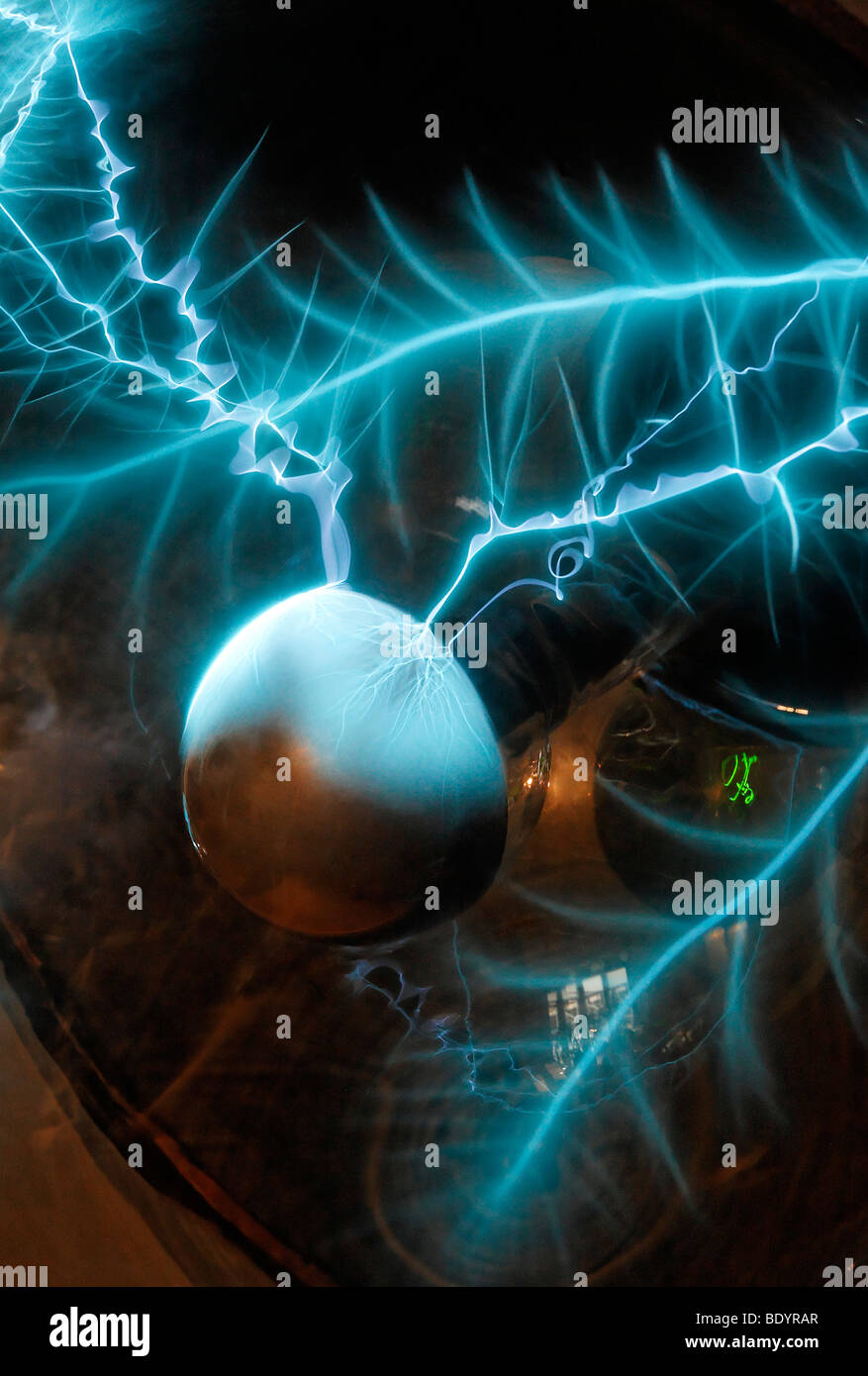 La descarga eléctrica, hecha visible en una bola de cristal, el poder y el Museo de la vida, Recklinghausen subestación, área de Ruhr, al norte Rhine-We Foto de stock