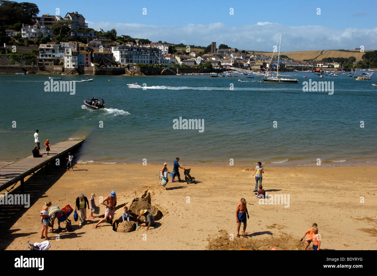 La playa de East Portlemouth con vistas del puerto en Salcombe, Devon, Inglaterra Foto de stock