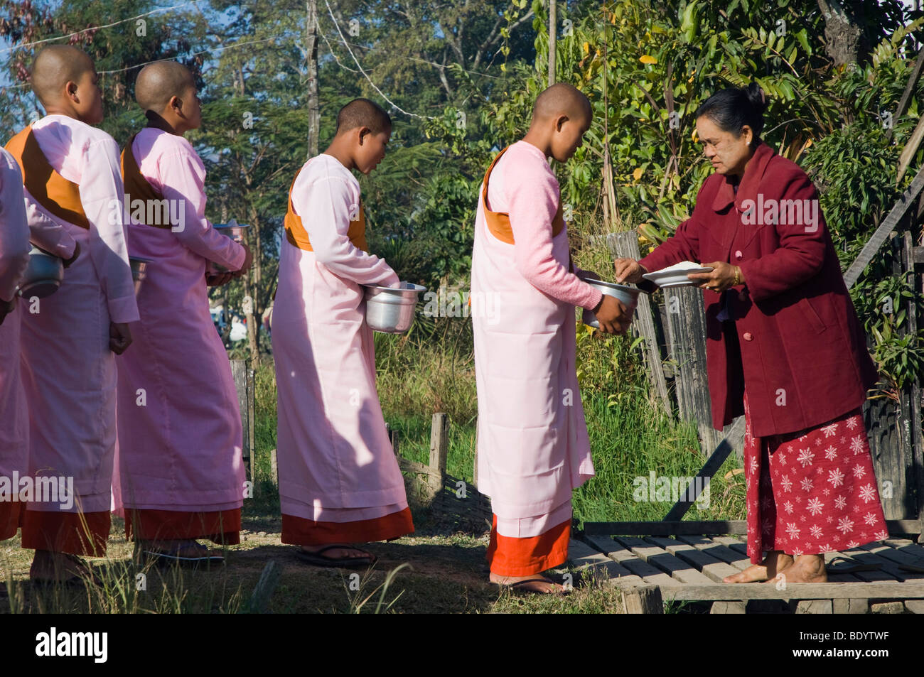 Las jóvenes monjas mendigando, Lago Inle, Nyaungshwe, el Estado de Shan, Birmania, Myanmar, Asia Foto de stock