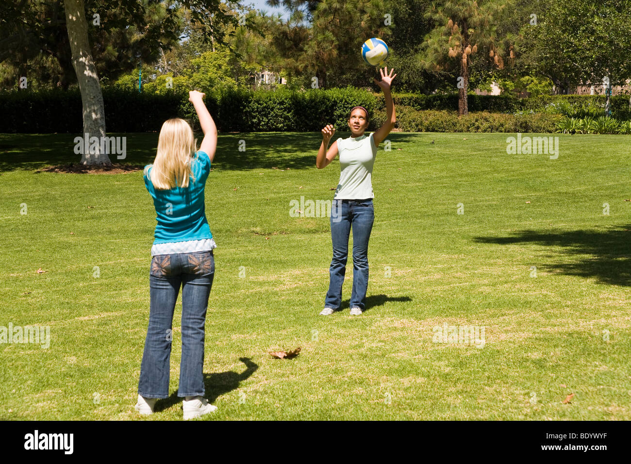 11-13 años de edad junior high niñas lanzando la bola unos a otros. Señor © Myrleen Pearson Foto de stock