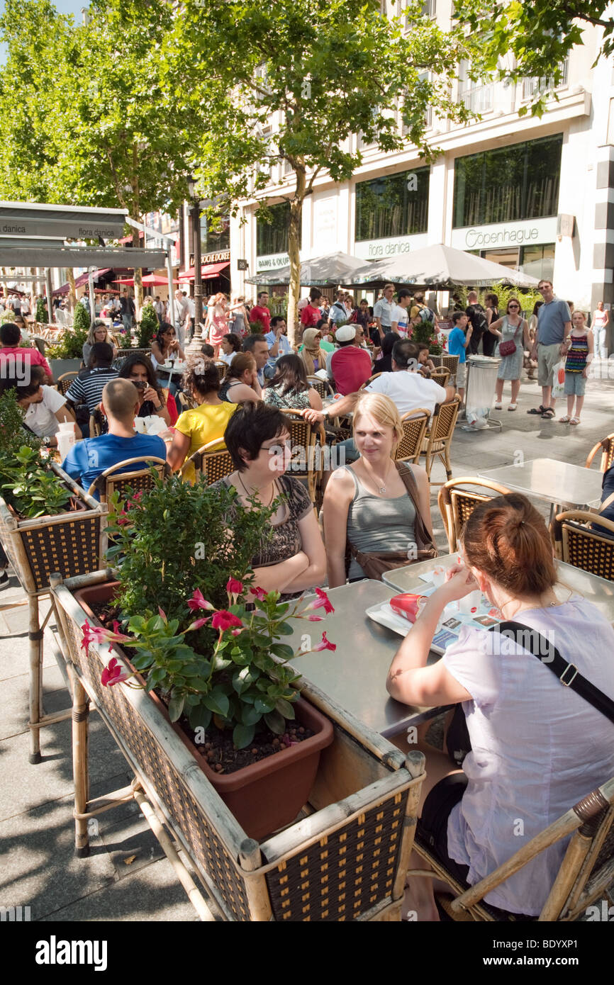 Gente comiendo en una cafetería al aire libre, los Campos Elíseos, en París, Francia Foto de stock