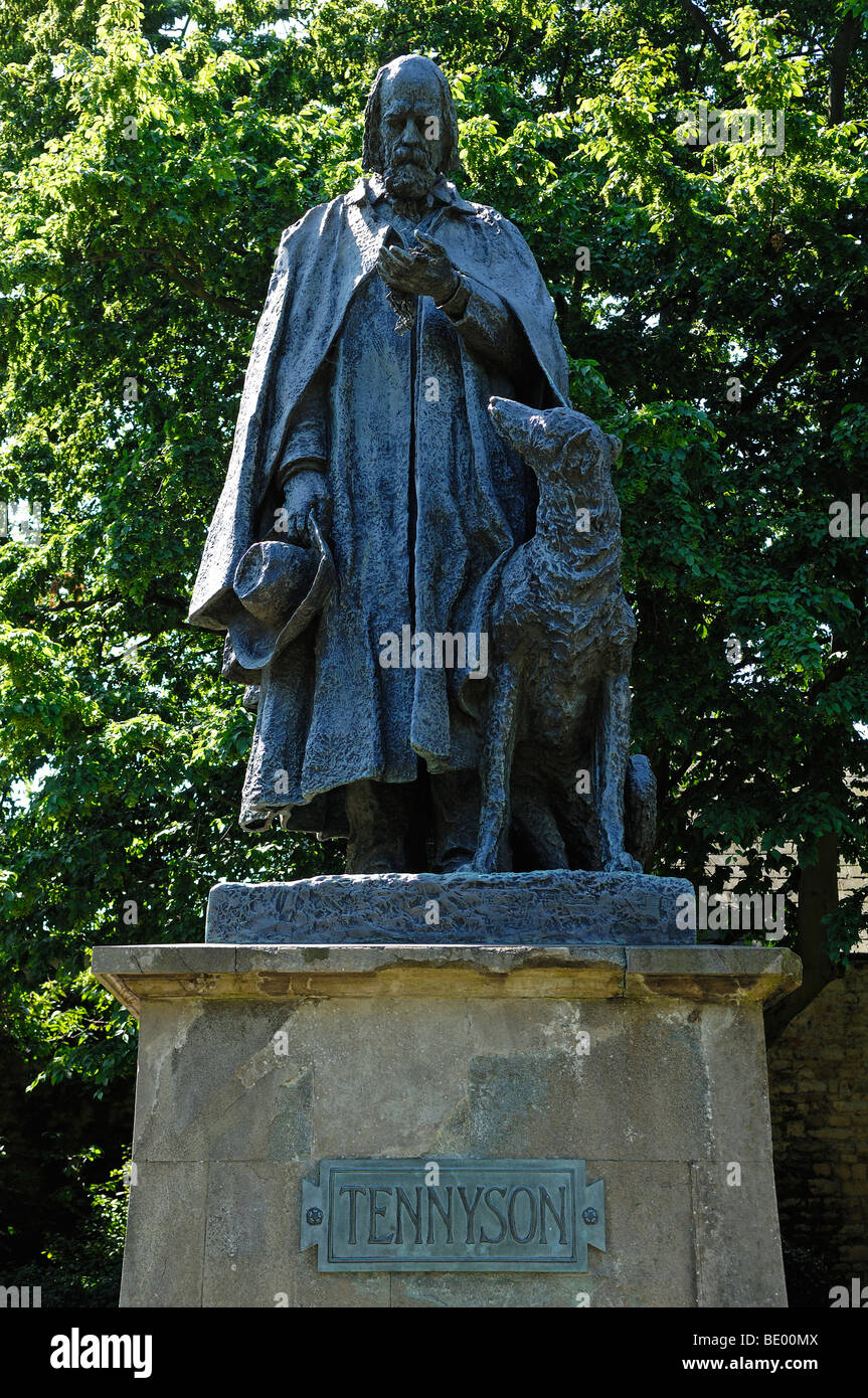 Monumento a Alfred Tennyson, 1809-1892, poeta británico de la época victoriana, Minster Yard, Lincoln, Lincolnshire, Inglaterra, Reino Unido, UE Foto de stock