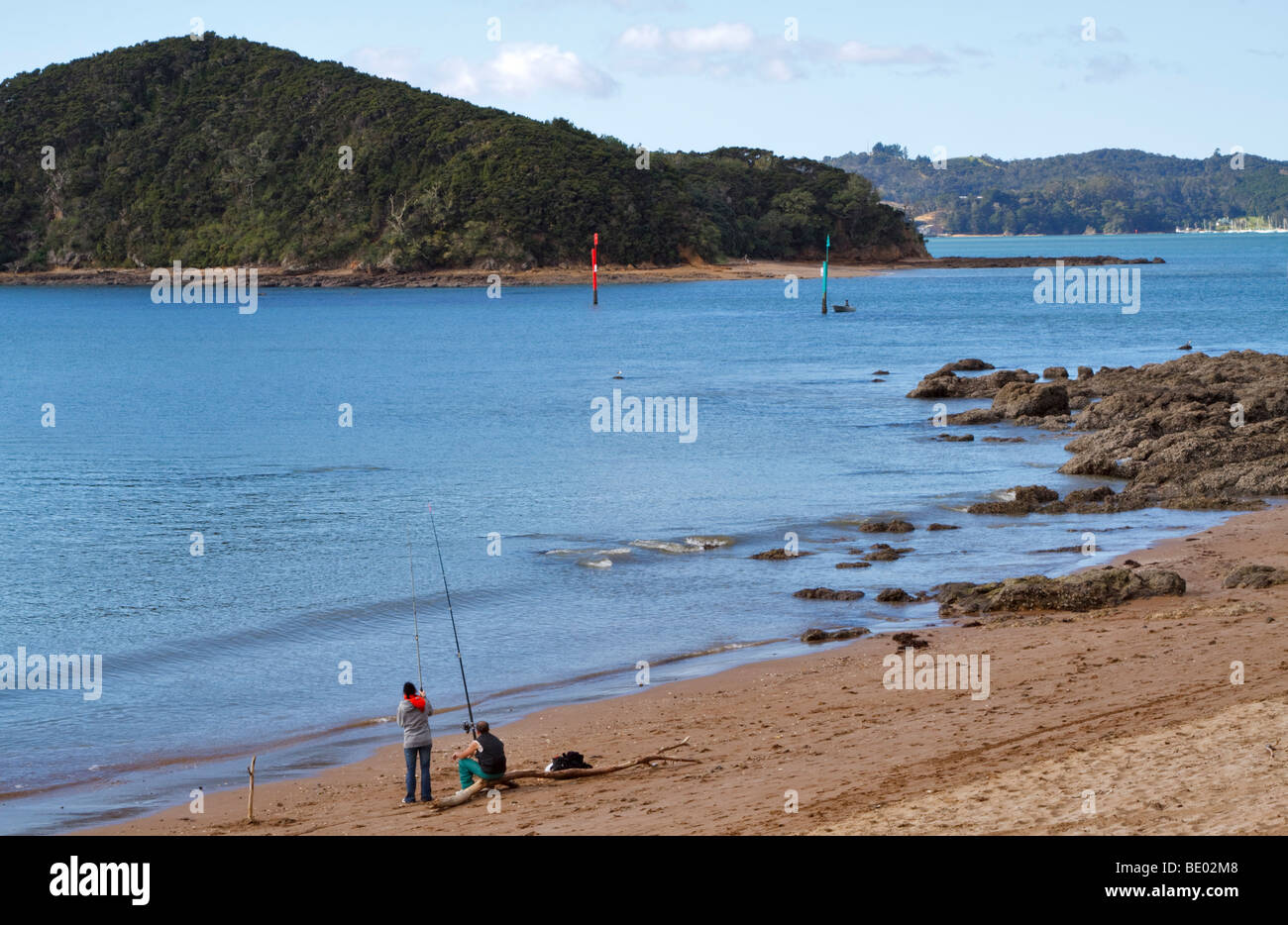 El hombre y la mujer en la pesca Te Ti Playa Paihia, Bahía de Islas, Northland, Nueva Zelanda Foto de stock