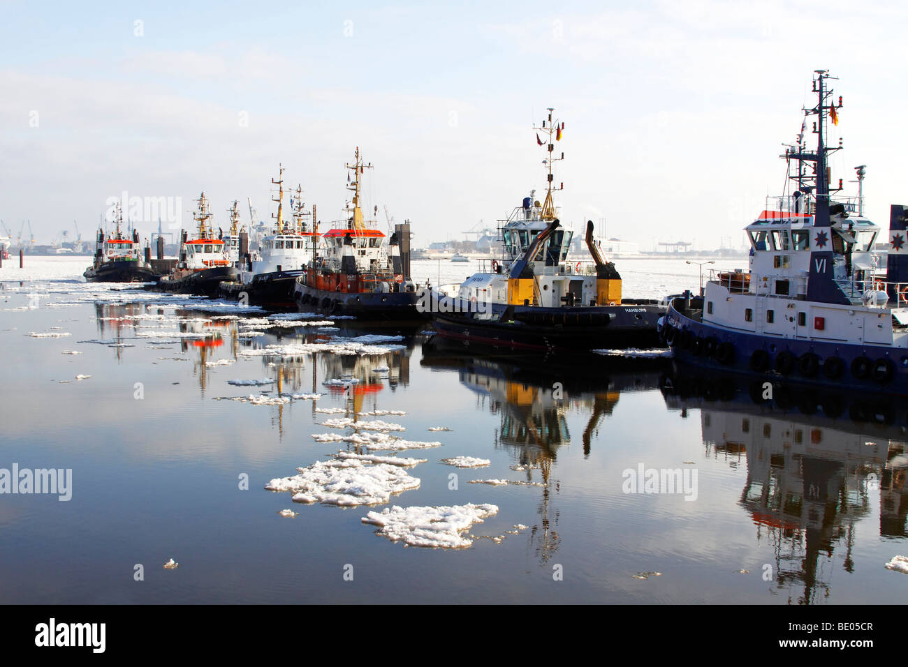Remolcadores en el puerto de Hamburgo / Hamburgo Foto de stock
