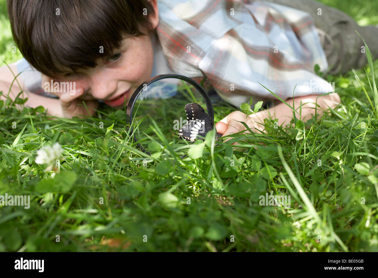 Niños en jardín Foto de stock