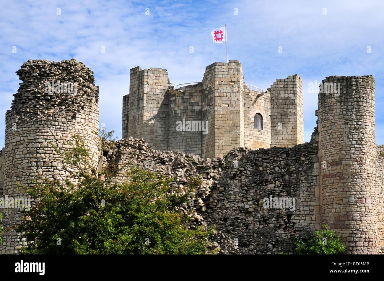 Castillo de Conisbrough Doncaster, South Yorkshire con English Heritage pabellón Foto de stock
