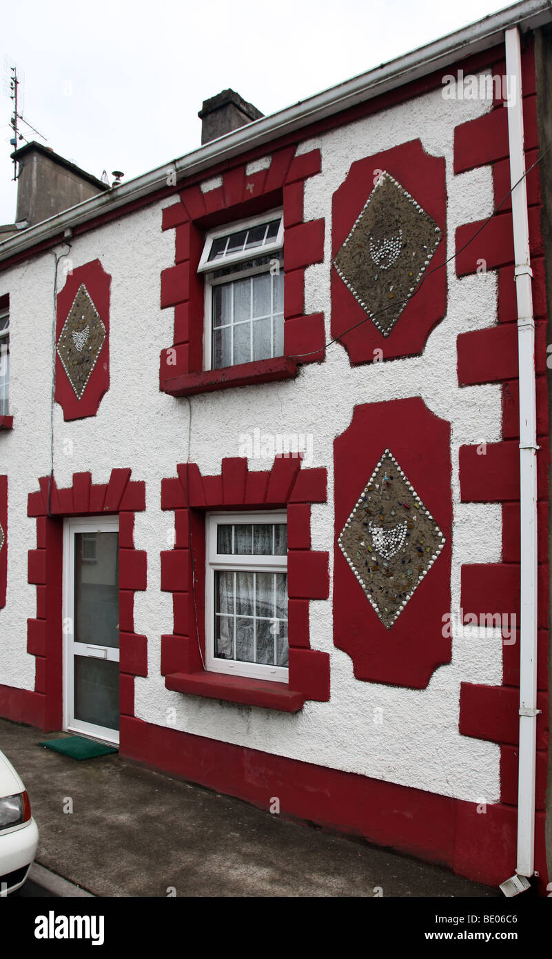 Shell inusual fachada decorada en la aldea de Crossmollina, Co Mayo Foto de stock