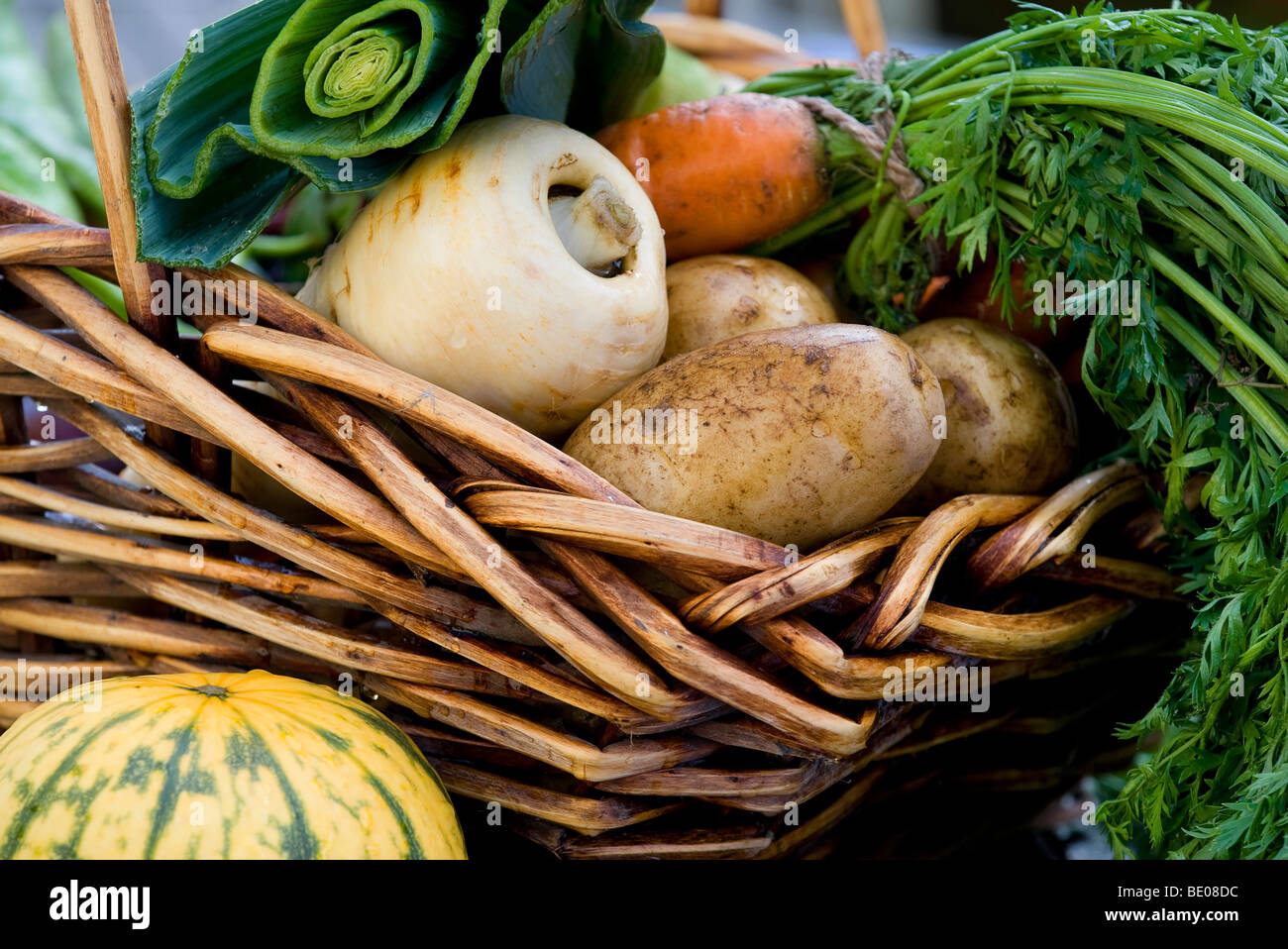 Verduras Orgánicas en cesta de mimbre Foto de stock