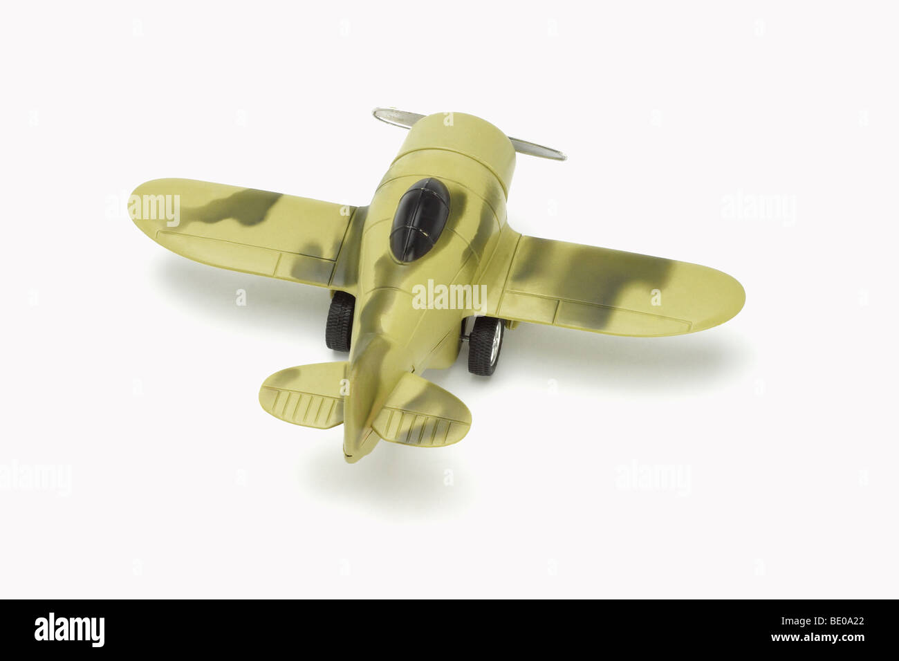 Aviones militares de juguete con pintura de camuflaje sobre fondo blanco. Foto de stock