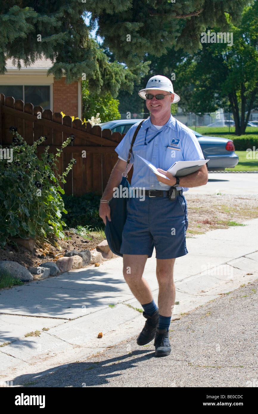 Cartero entregar correo a una residencia en Boise, Idaho, USA. Foto de stock