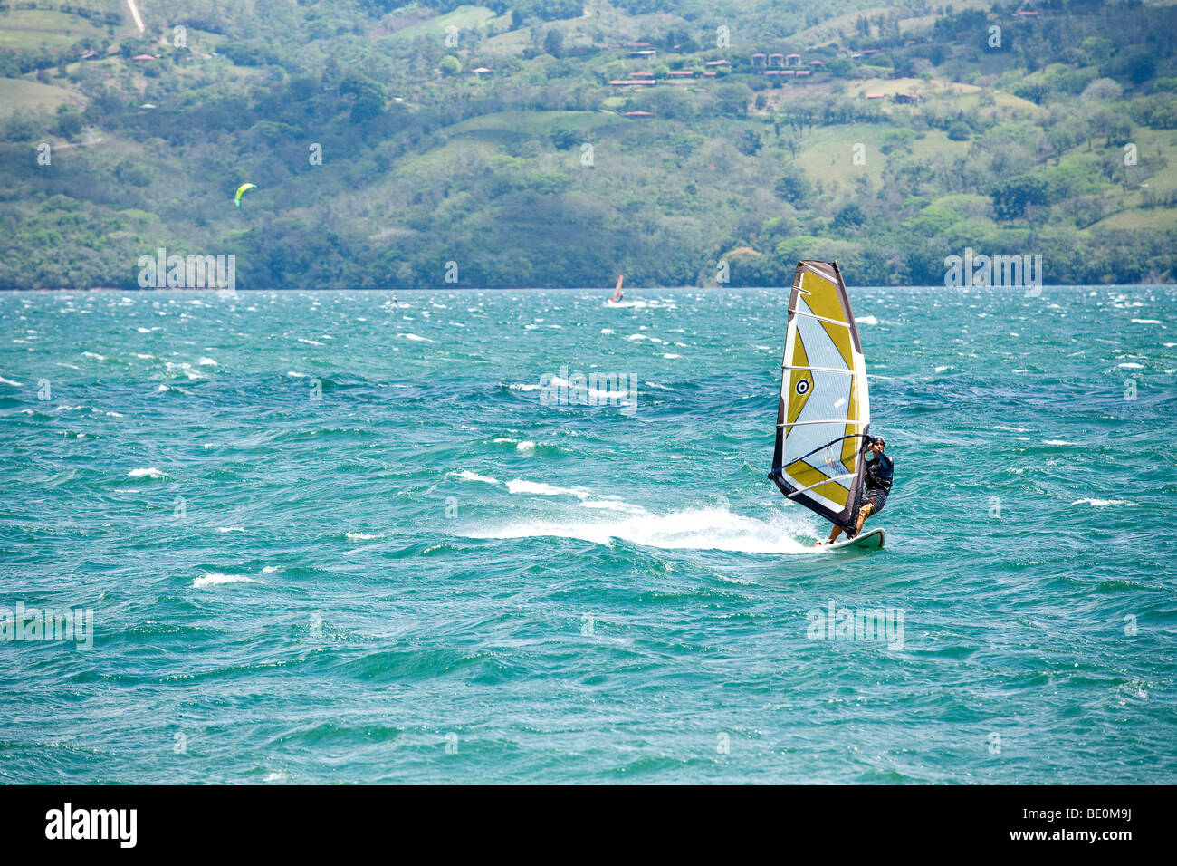 Una tabla de windsurf en el mundialmente famoso Lago Arenal en un día