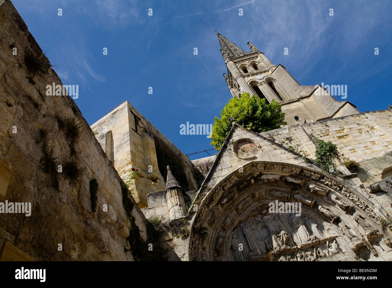 El campanario de la iglesia de St Emilion en la ciudad del mismo nombre, en la región de Burdeos (Francia) Foto de stock