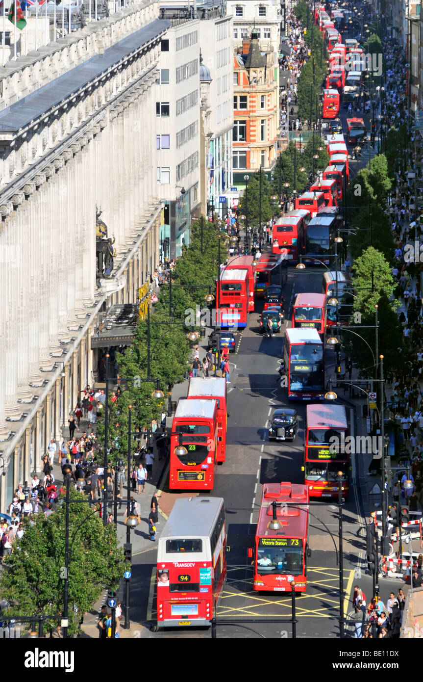 Mirando hacia abajo en el Reino Unido Oxford Street con los compradores y vista aérea de las largas colas de tfl double decker autobuses rojos de Londres arranque fuera de tienda Selfridges Foto de stock