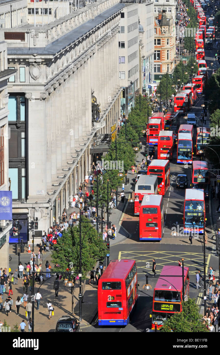 Mirando hacia abajo en el Reino Unido Oxford Street con los compradores y vistas aéreas de las largas colas de tfl double decker autobuses rojos de Londres fuera de los grandes almacenes Selfridges Foto de stock