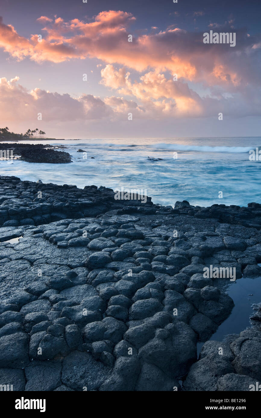 Columnas basálticas (sellado) columnares y Sunrise, Poipu. Kauai, Hawai. Foto de stock
