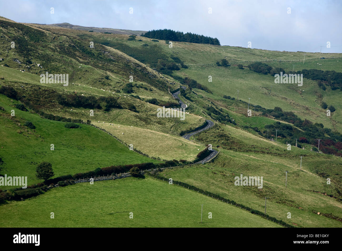 Serpenteantes carreteras, Torr Head, Condado de Antrim, Irlanda del Norte Foto de stock