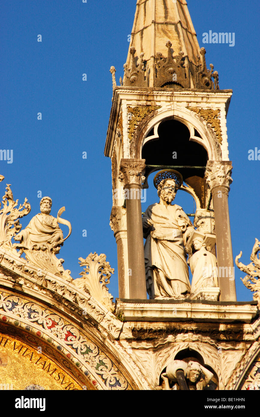 Detalles de la fachada dorada de la Basilica di San Marco, Venecia.San Marcos,Venecia,Italia Foto de stock