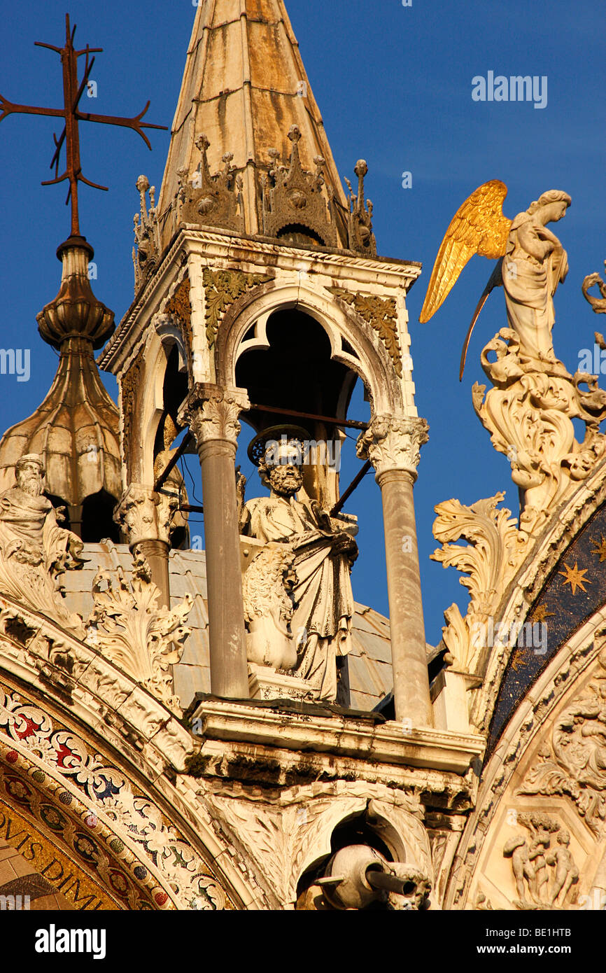 Detalles de la fachada dorada de la Basilica di San Marco, Venecia.San Marcos,Venecia,Italia Foto de stock