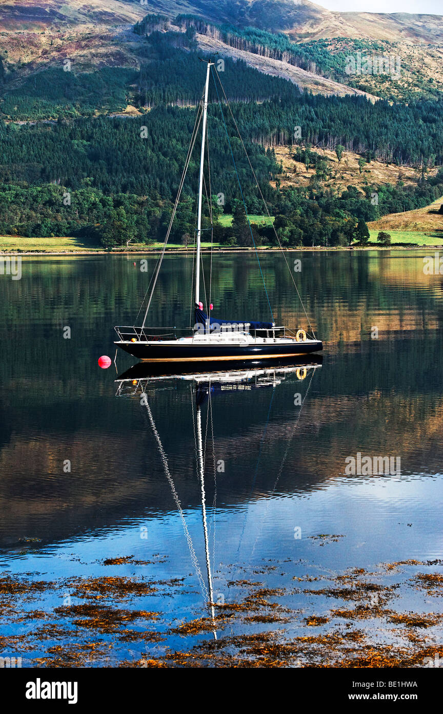 Yate amarrado en Loch Leven Foto de stock