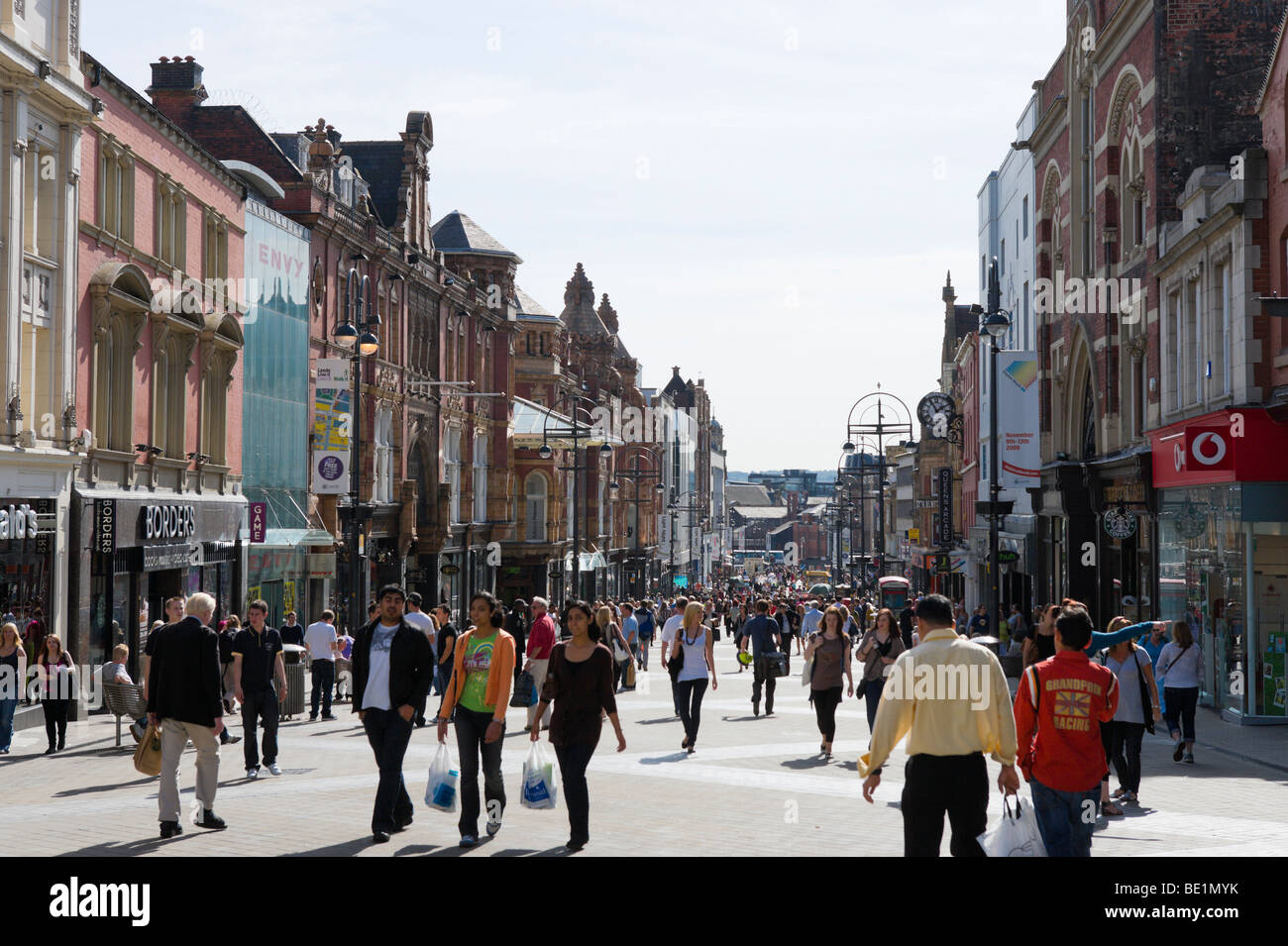 Briggate (la principal calle comercial) en el centro de la ciudad, Leeds, West Yorkshire, Inglaterra Foto de stock