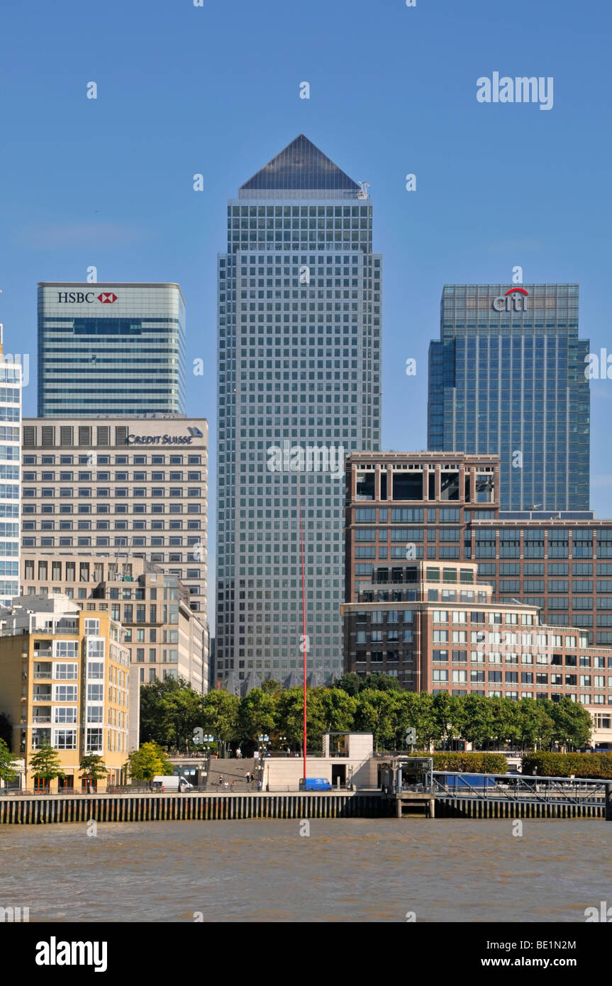 Una torre de oficinas de rascacielos de Canada Square flanqueada por HSBC banco y Citi bancos bancos rascacielos bancarios en el horizonte de Canary Wharf East London Docklands Reino Unido Foto de stock
