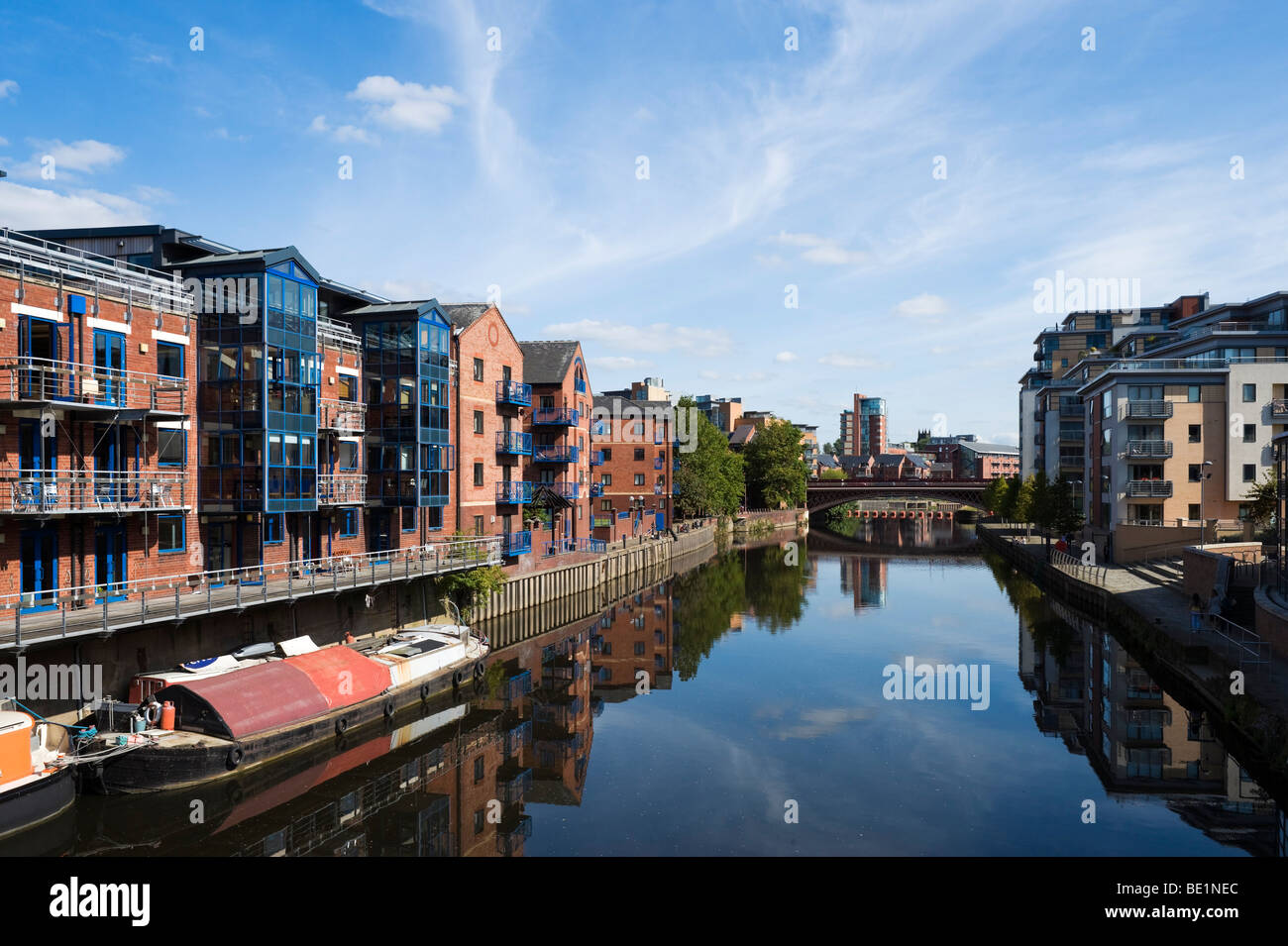 Modernos apartamentos en el río Aire en el reurbanizado área de Brewery Wharf, Leeds, West Yorkshire, Inglaterra Foto de stock