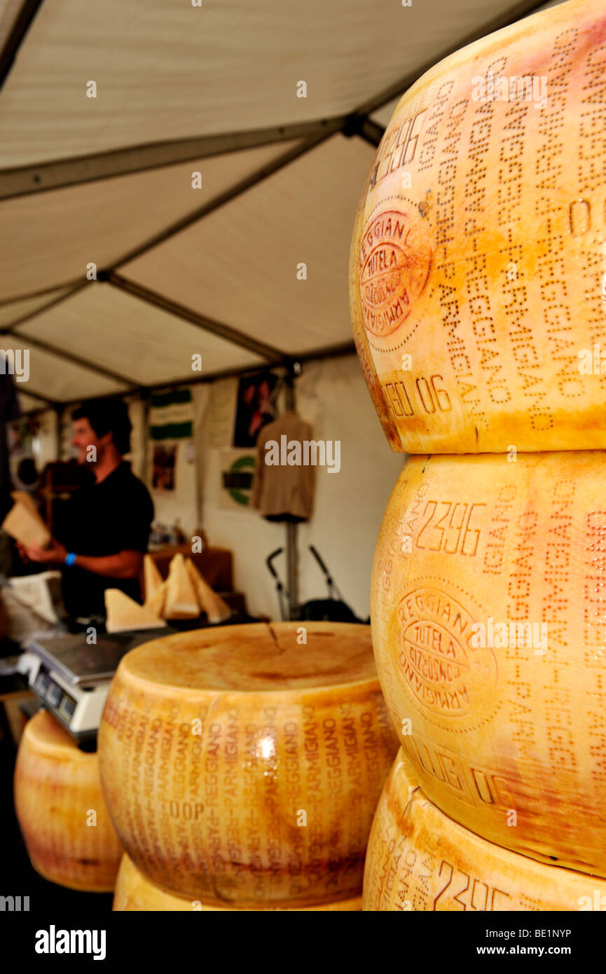 Rondas de queso parmesano, el Parmigiano Reggiano, el calado en el mercado de alimentos orgánicos Bristol Festival Foto de stock