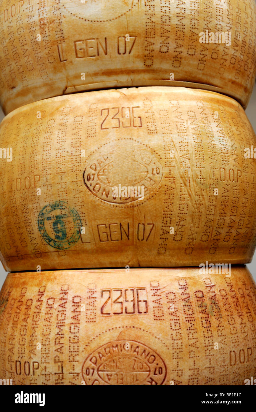 Rondas de queso parmesano, el Parmigiano Reggiano Foto de stock