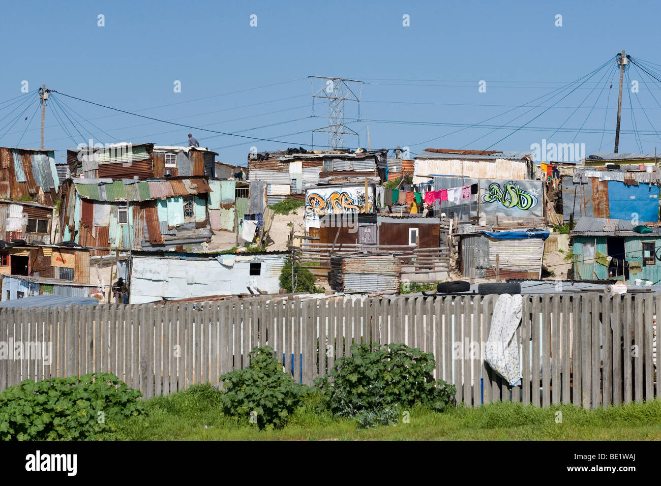 Asentamiento informal junto a la autopista N2, en las afueras de Cape Town South Africa Foto de stock
