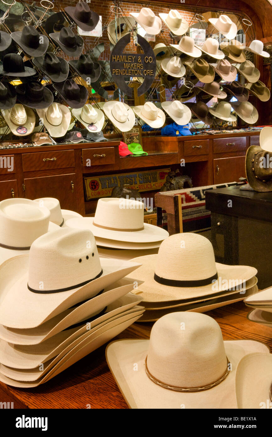 Sombreros vaqueros para venta en Hamley y compañía mundialmente famosas monturas en Pendleton, Oregon Foto de stock