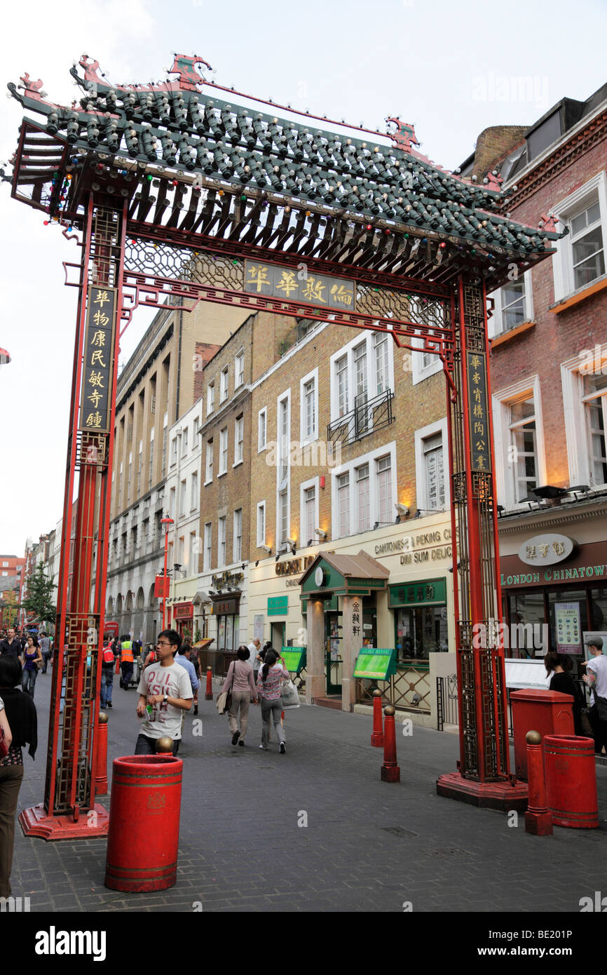 El arco tradicional chino en la entrada a Gerrard Street Soho, Chinatown, Londres, Gran Bretaña. Foto de stock