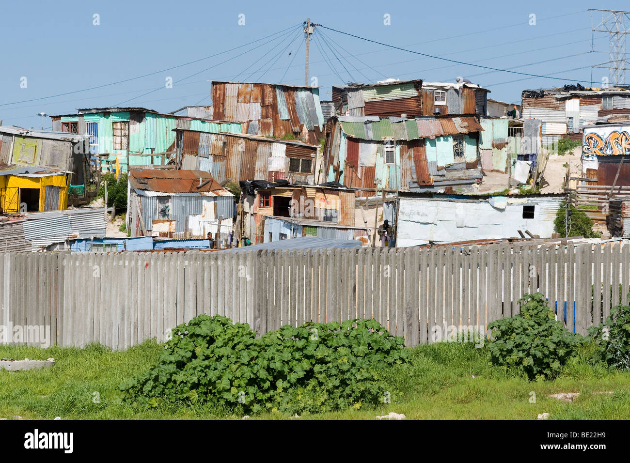 Asentamiento informal junto a la autopista N2, en las afueras de Cape Town South Africa Foto de stock