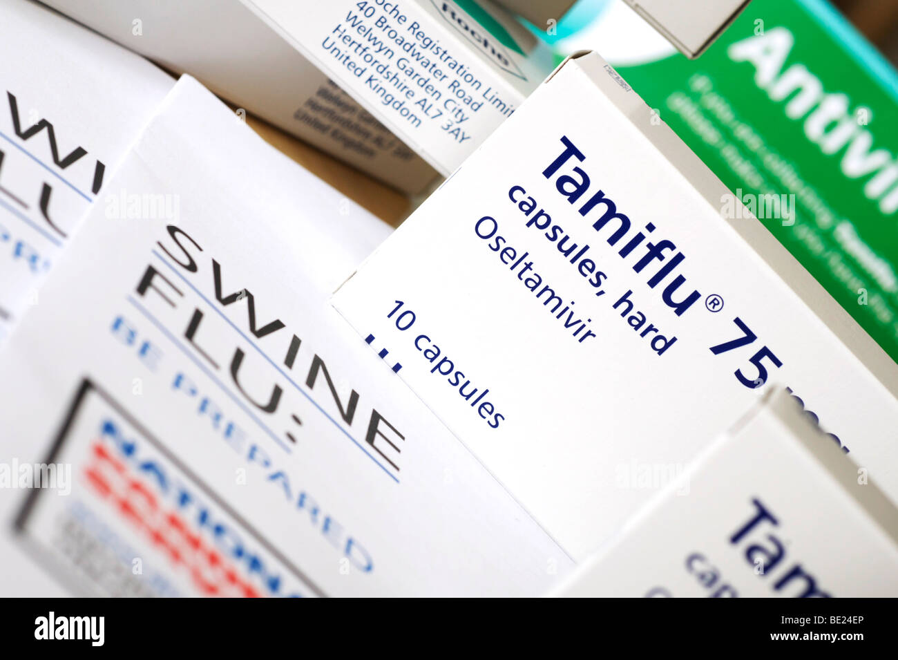 Varias cajas de 10 cápsulas de Tamiflu medicamento y folletos de información sobre la gripe porcina en primer plano Foto de stock