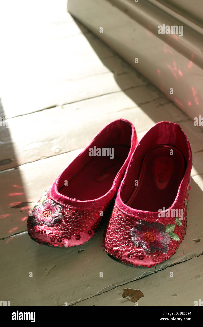 Zapatillas rosas niñas fotografías e imágenes de alta resolución - Alamy