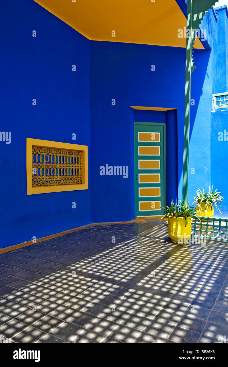 Un detalle gráfico del antiguo estudio de Jacques Majorelle, ahora el Museo en el jardin Majorelle en Marrakech Foto de stock