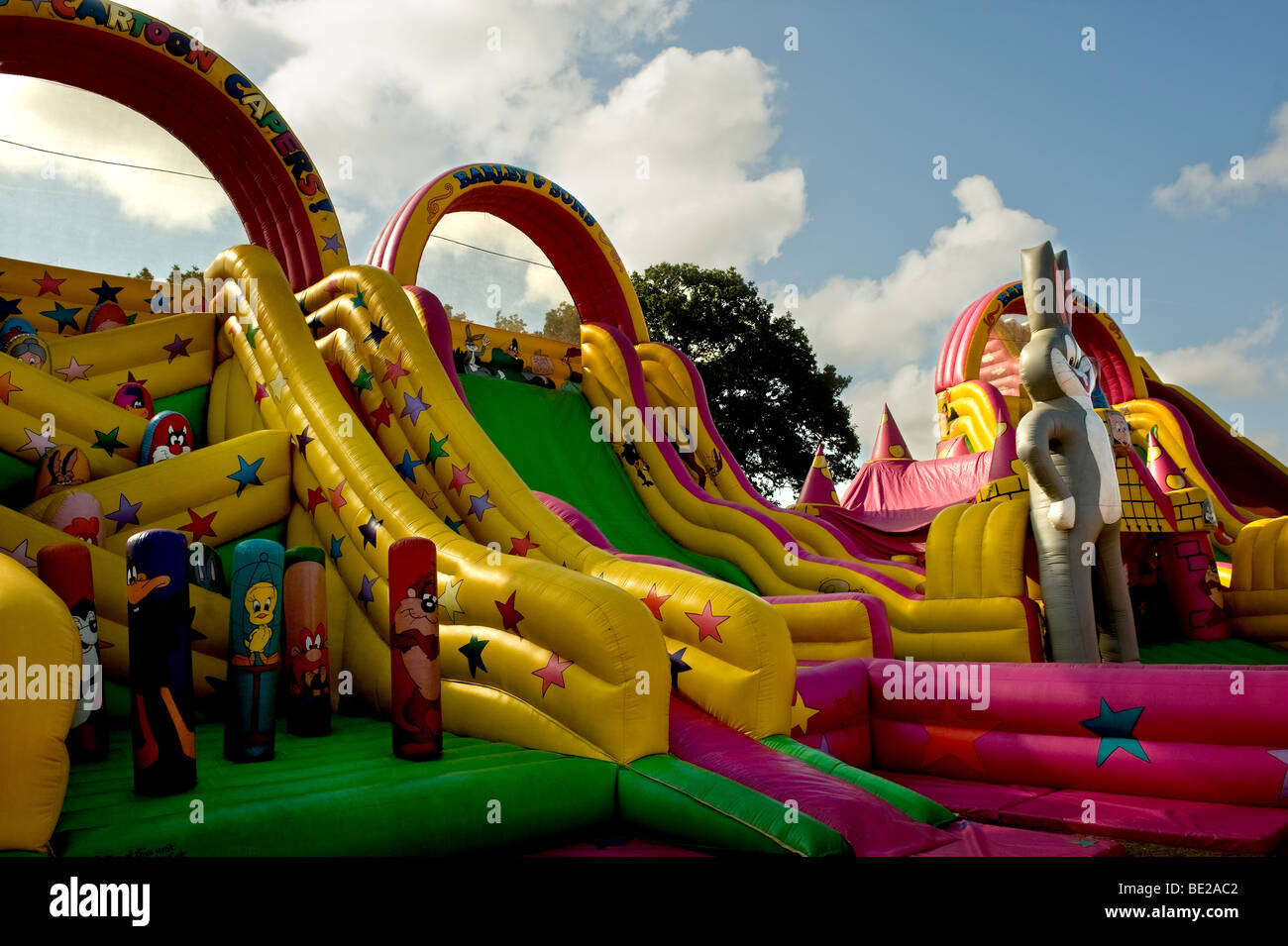 Descompostura Contorno Labor Coloridas estructuras inflables castillos hinchables en el Essex County  Show Fotografía de stock - Alamy