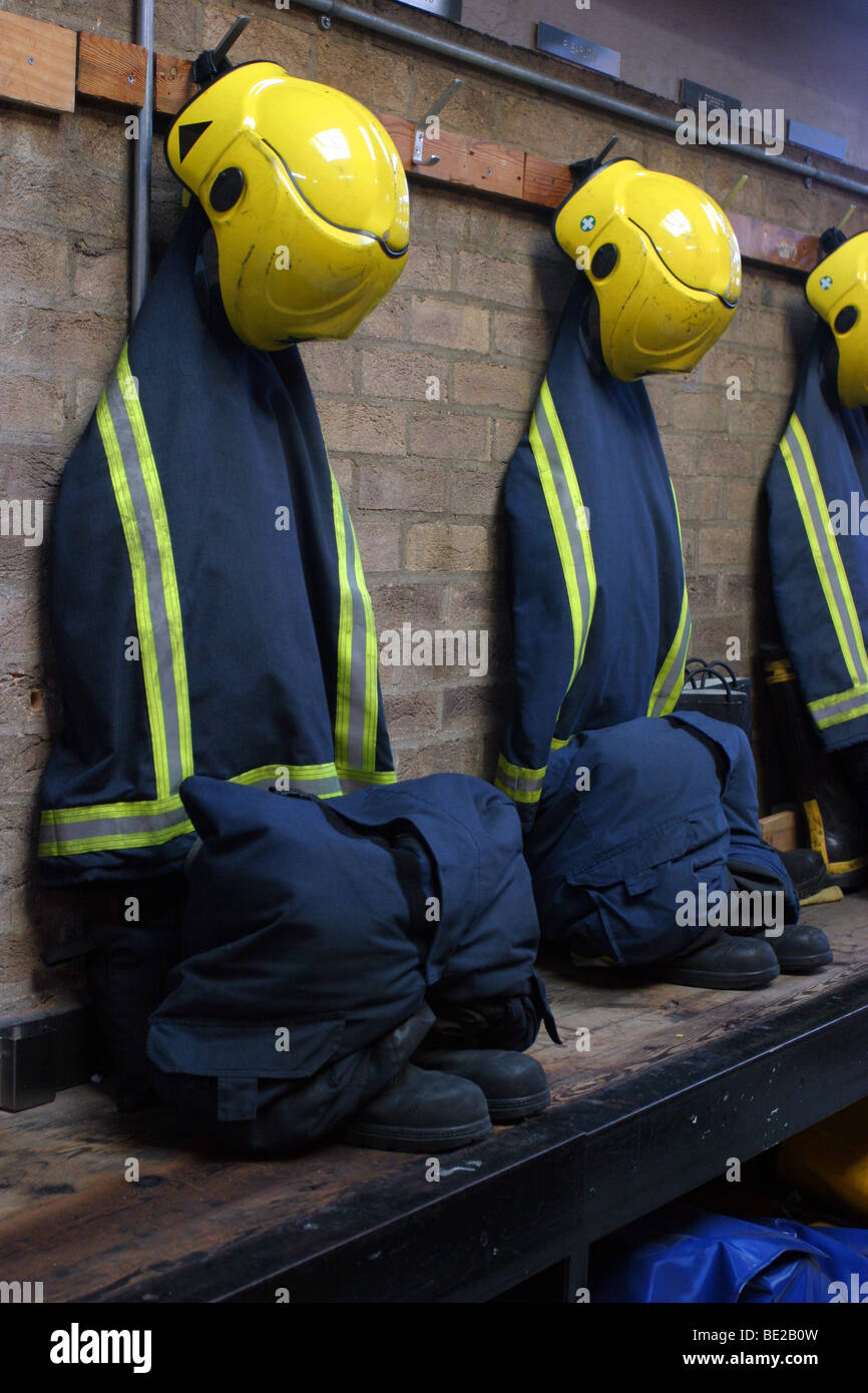El uniforme de bombero de colgar en una estación de bomberos Foto de stock