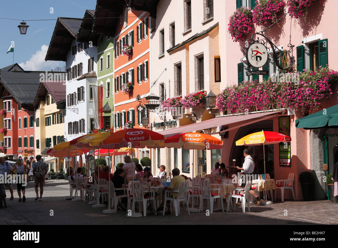 Street Café, Vorderstadt en Kitzbuehel, Tirol, Austria, Europa Foto de stock