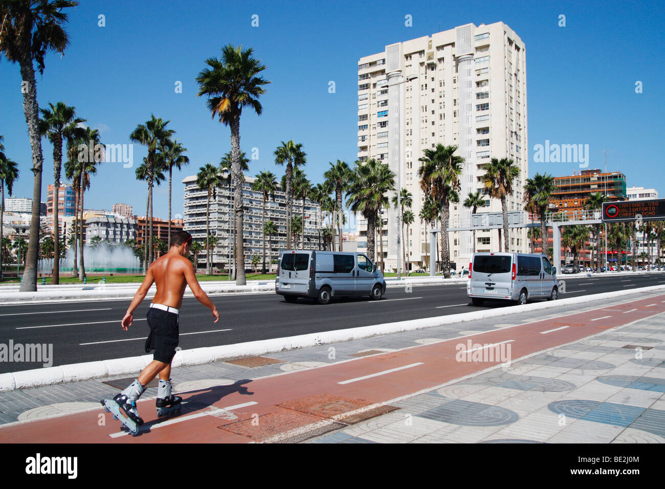 En Rollerblader ciclo ruta en la Avenida Marítima de Las Palmas de Gran  Canaria Fotografía de stock - Alamy