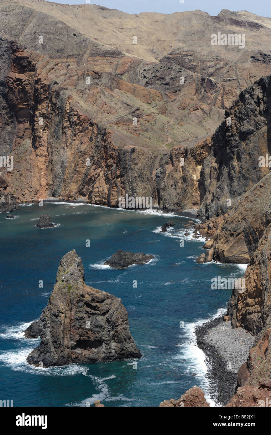 Mar y acantilados costeros cerca de Canical en la costa noreste de Madeira. Foto de stock