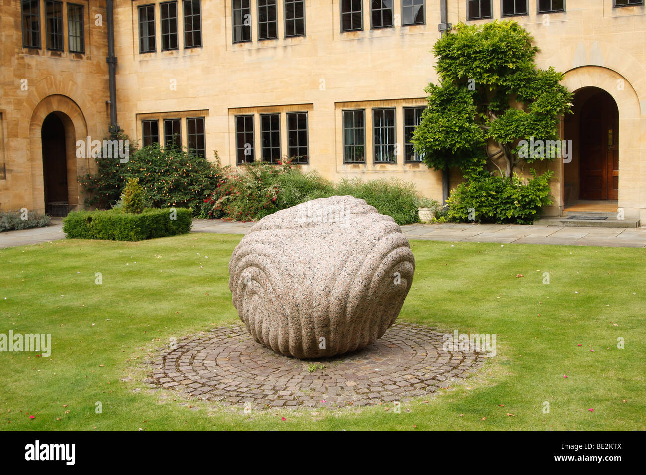 [Arte] escultura moderna en la universidad quad, el Nuffield College, Oxford, Inglaterra, Reino Unido. Foto de stock