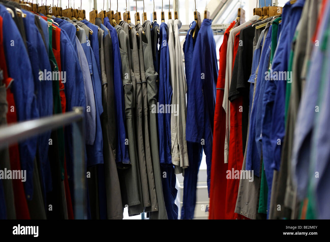 Arrendamientos Bardusch 2, 000 diferentes tipos de ropa de trabajo en todos los colores y tamaños, alquiler uniforme Bardusch & Servicios de lavandería, T Foto de stock