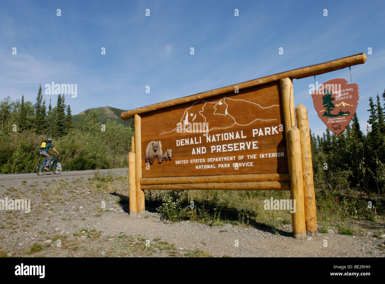 El Parque Nacional Denali señal de entrada con el ciclista Foto de stock