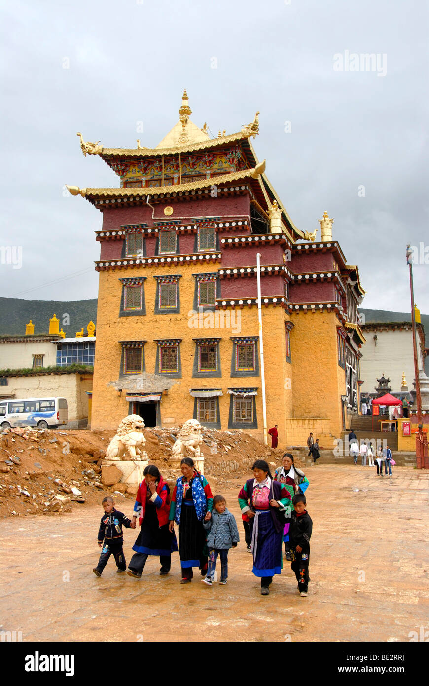 El budismo tibetano, los tibetanos en frente del templo, el monasterio de Ganden Sumtseling Gompa, Zhongdian, Shangri-La, provincia de Yunnan, Peopl Foto de stock