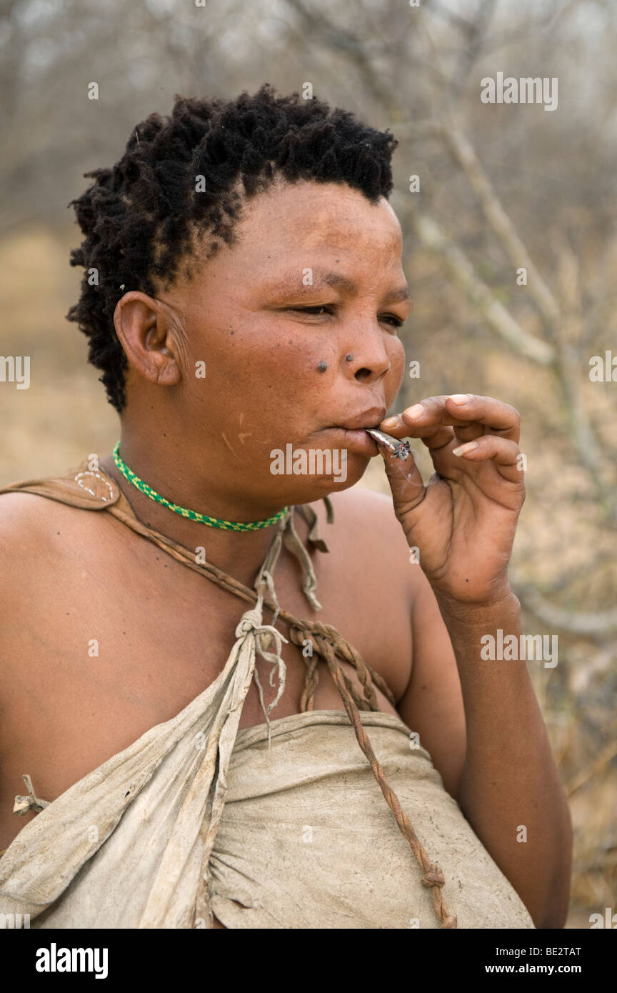 Mujer Tribu Khoisan Fotos E Imágenes De Stock Alamy 