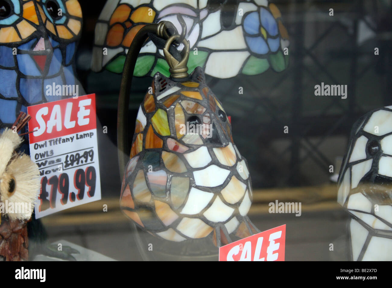 Owl lámpara Tiffany en escaparate Foto de stock